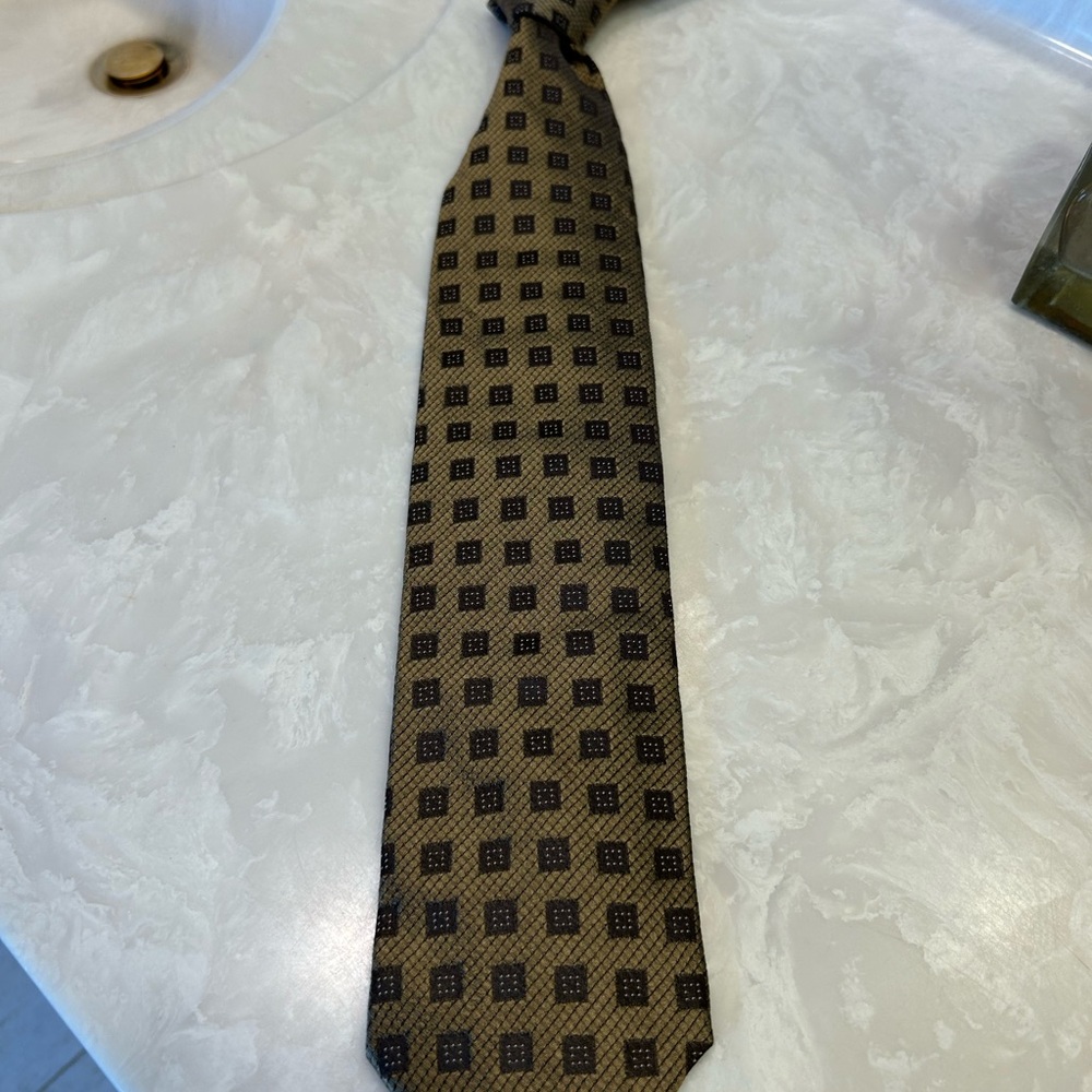 Elegant Gold and Black Hugo Boss Silk Men's Tie, Made in Italy, 3.25” X 56” long - Picture 4 of 12